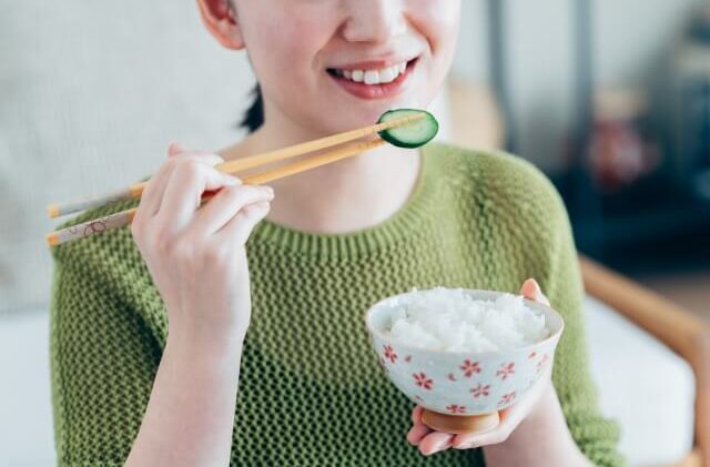 歯ごたえのある食べ物を食べる
