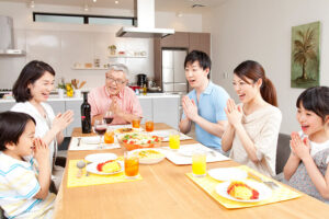 家族で規則正しい食事