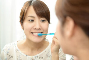 鏡を見ながら丁寧に歯を磨く